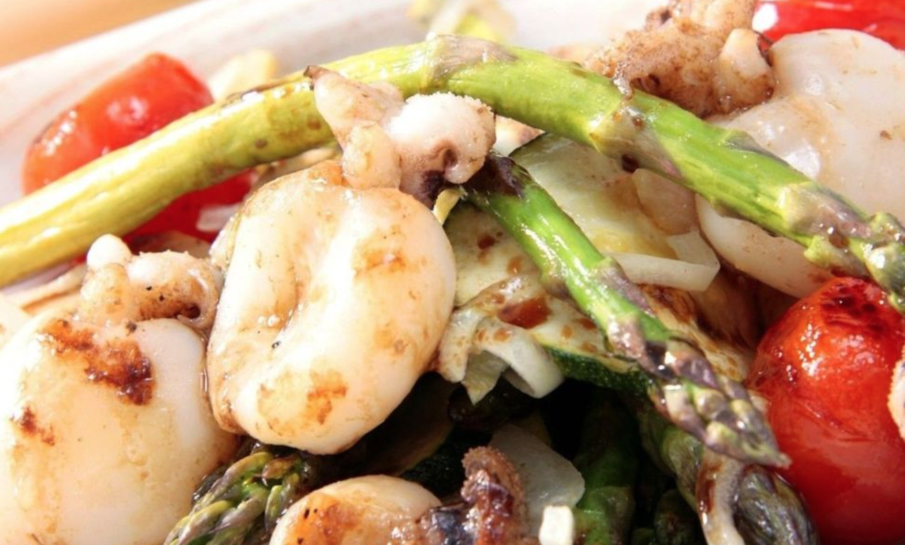 sepias con espárragos y tomate.